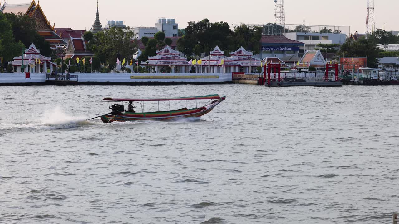 una lancha rápida navegando por la arquitectura tradicional de la orilla del río