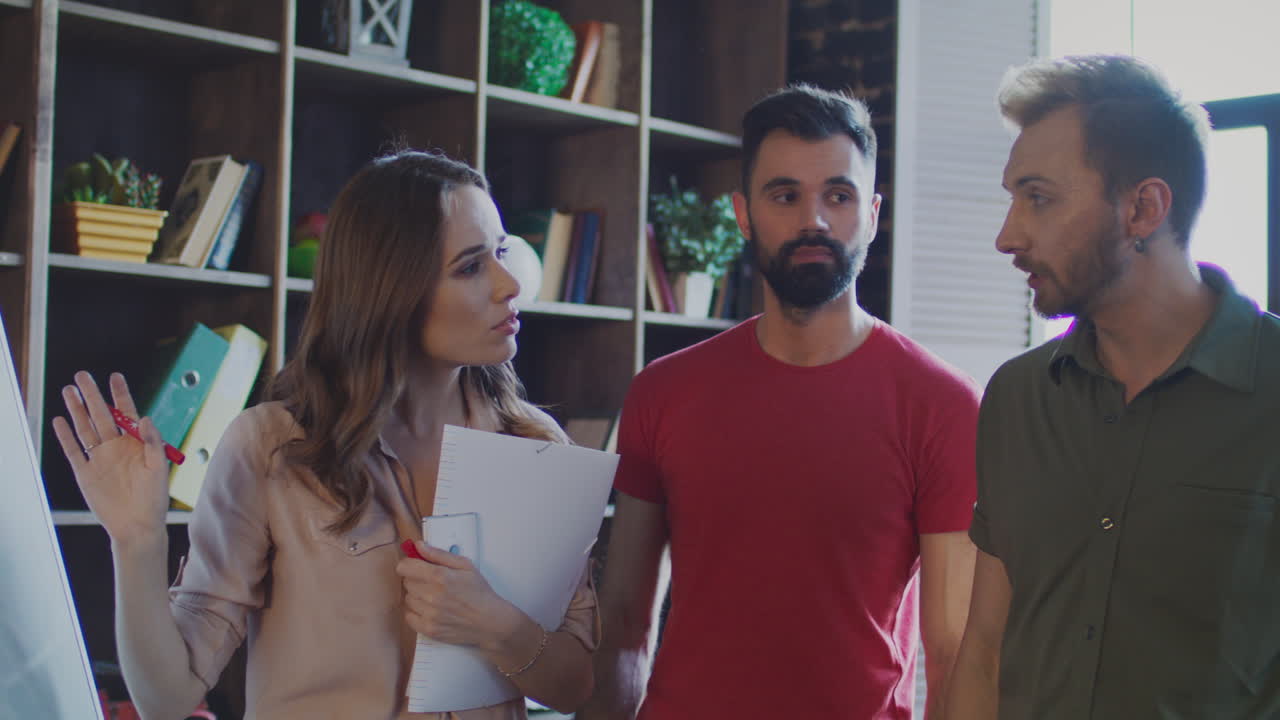 gente de negocios escéptica haciendo una lluvia de ideas cerca de la junta de planificación en la oficina