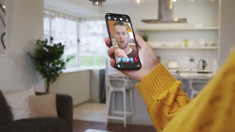 mujer teniendo una reunión de video en su teléfono inteligente en casa