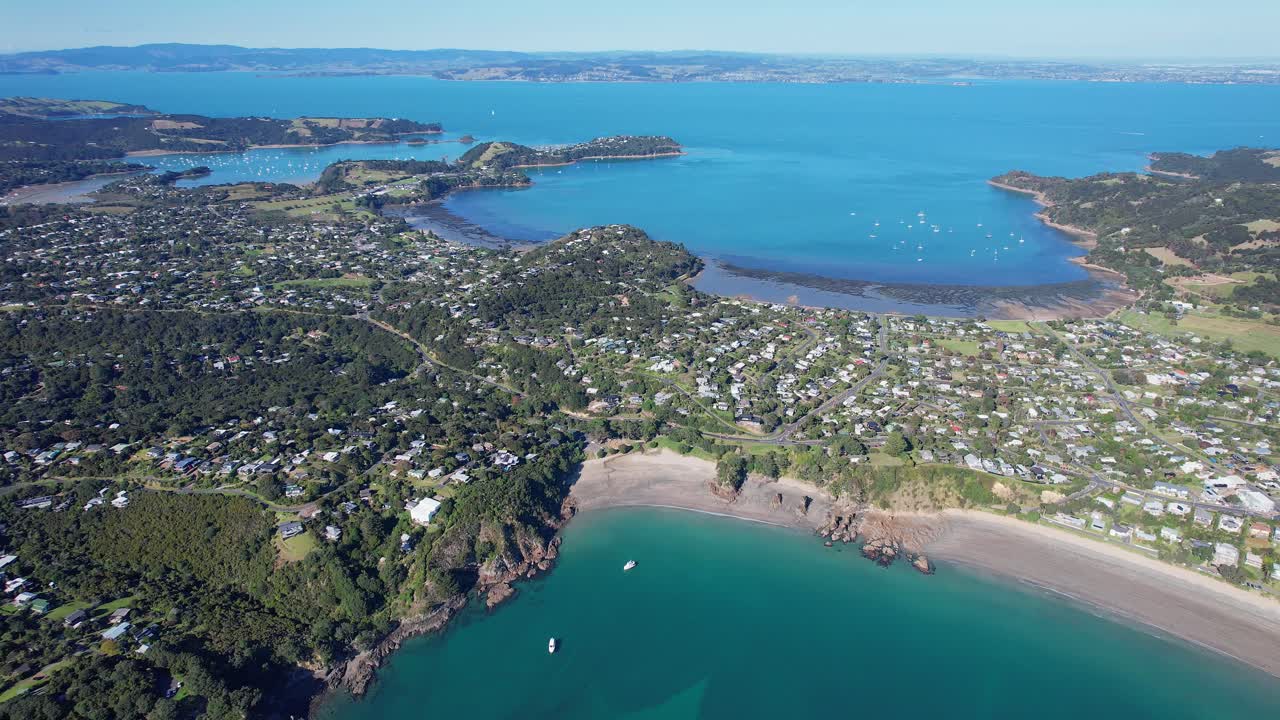 뉴질랜드 오클랜드 와이헤케 섬 의 경치 좋은 오네로아 해변 - 공중 사진