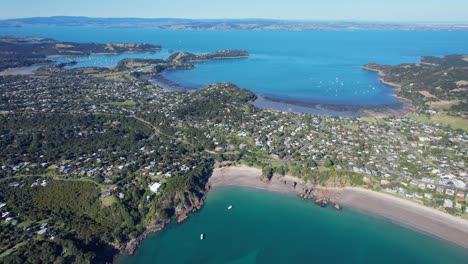 Pintoresca-Playa-De-Oneroa-En-La-Isla-Waiheke,-Auckland,-Nueva-Zelanda---Toma-Aérea