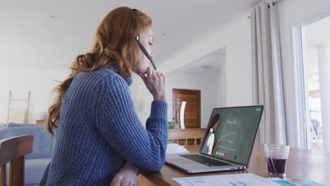 estudiante caucásica usando portátil y auriculares de teléfono en videollamada con una maestra