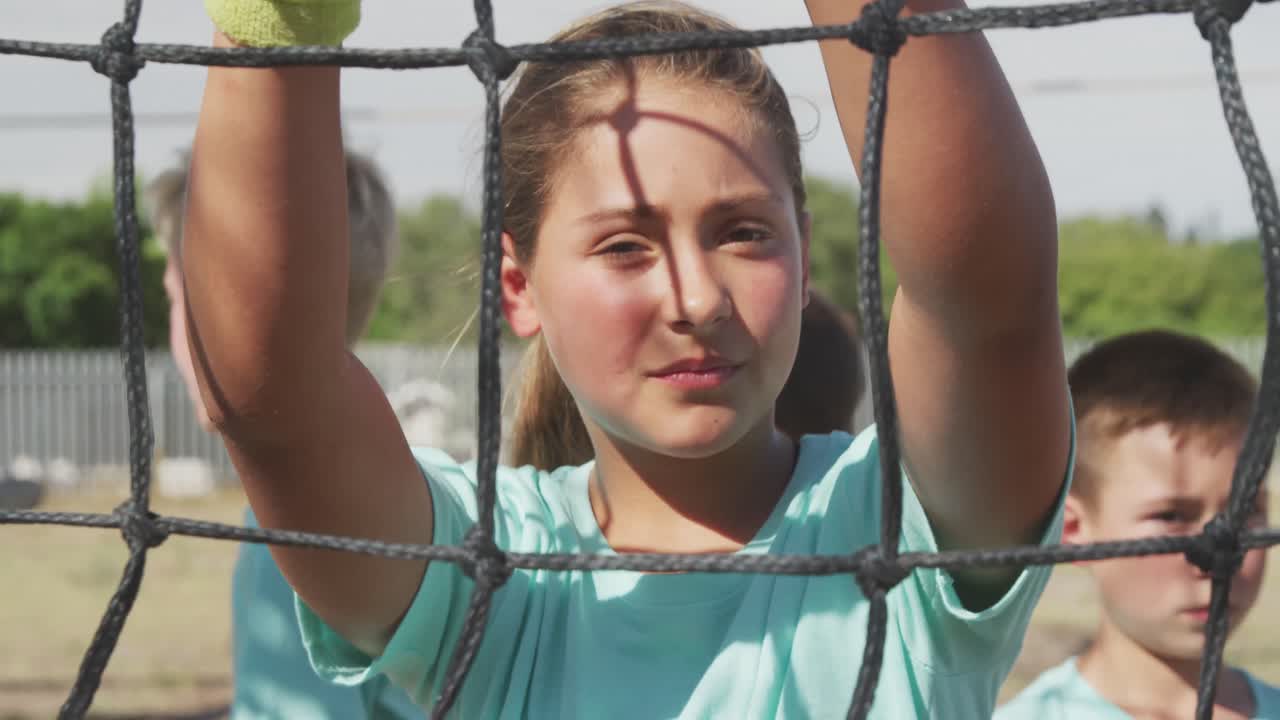 chica caucásica en el campamento de entrenamiento