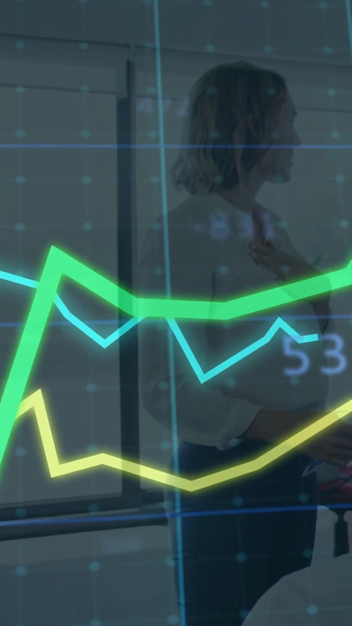 Vídeo vertical: Analista de negócios virando à direita enquanto gráficos de linha animados se movem, mostrando porcentagem.