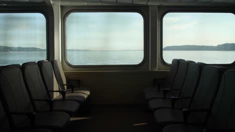 asientos de ferry vacíos en el camino a la isla de whidbey en washington