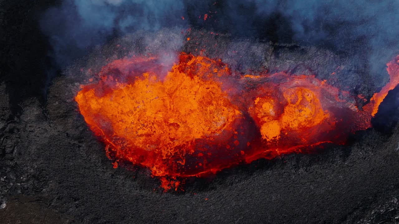 por encima de la erupción del volcán con magma fundido caliente en el cráter, litli hrutur