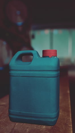 recipiente de plástico azul