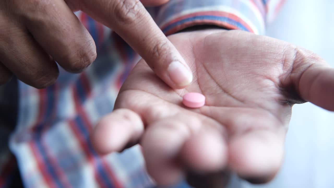 человек, принимающий таблетки