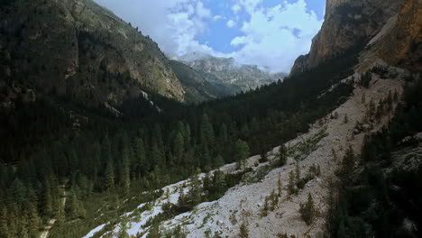 Antena-De-Un-Vuelo-De-Drones-Sobre-Un-Antiguo-Deslizamiento-De-Tierra-En-Vallunga---Langental-En-Los-Dolomitas