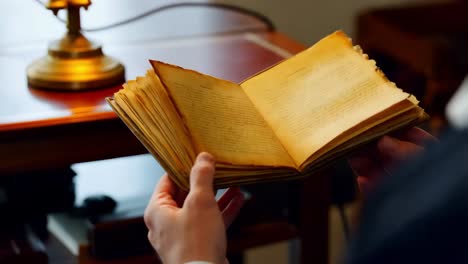 libro viejo en manos