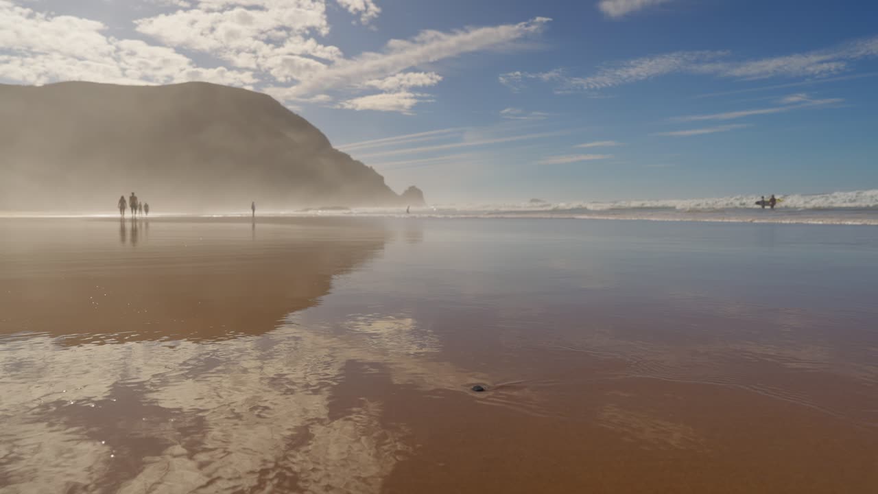 la gente da un paseo por la playa del algarve en portugal