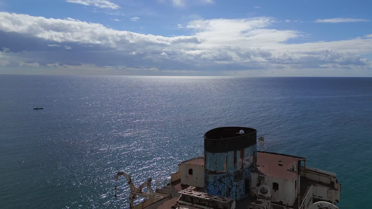 Dramatischer Drohnenflug über ein rostiges Geisterschiff-Wrack am Strand von Lanzarote, Kanarische Inseln, sonniger Tag Spanien 2023