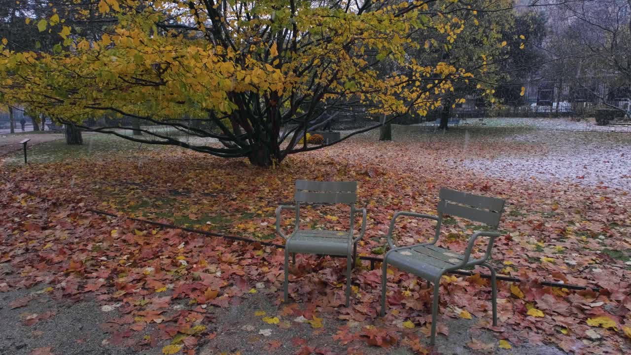 Dos sillas del Jardín de Luxemburgo bajo la nieve en París.