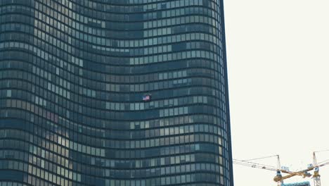 fachada vertical limpieza ascensor de edificios con la bandera de los estados unidos