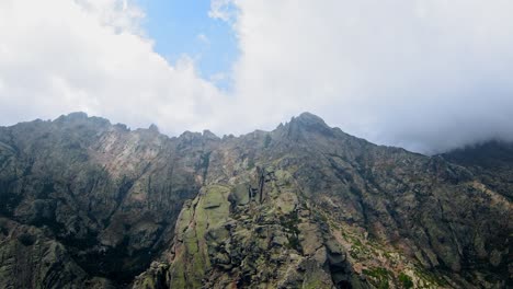 Flug-über-Einen-Korsischen-Berggipfel,-Der-Im-Hintergrund-Einen-Bergrücken-Enthüllt