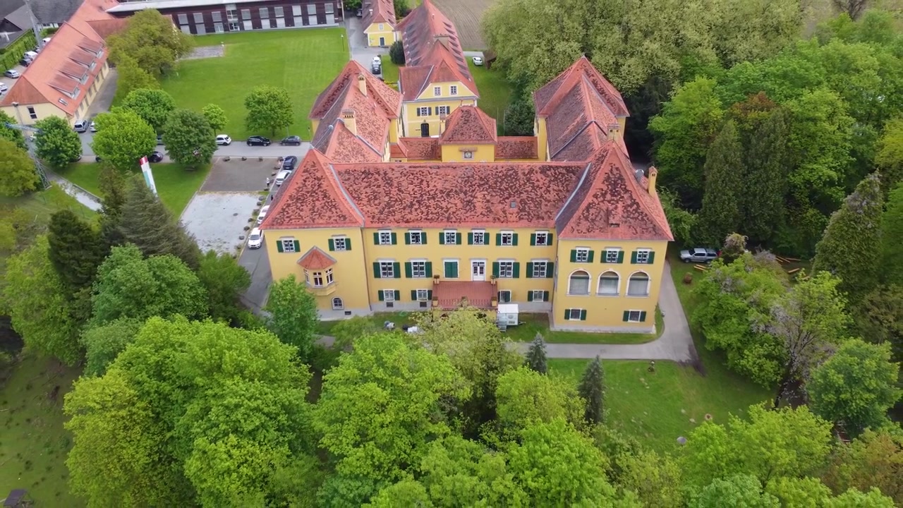 Laubeggin linna, Leibnitz, Itävalta, ilmakuva taaksepäin.