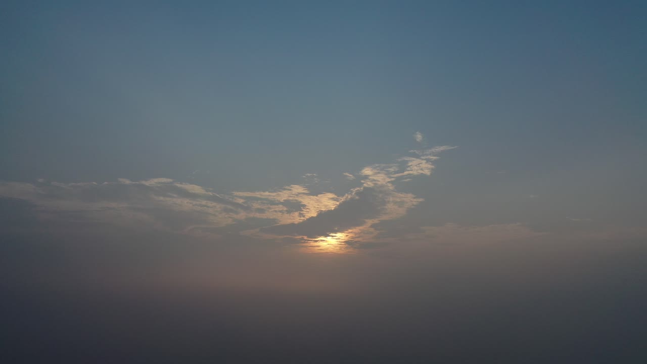 해가 뜨고 해가 지는 구름이 가득한 하늘