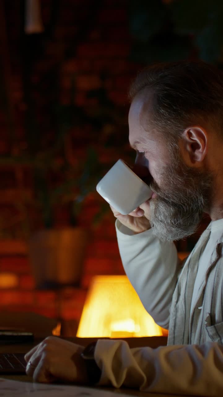hombre trabajando tarde en la noche en la computadora portátil