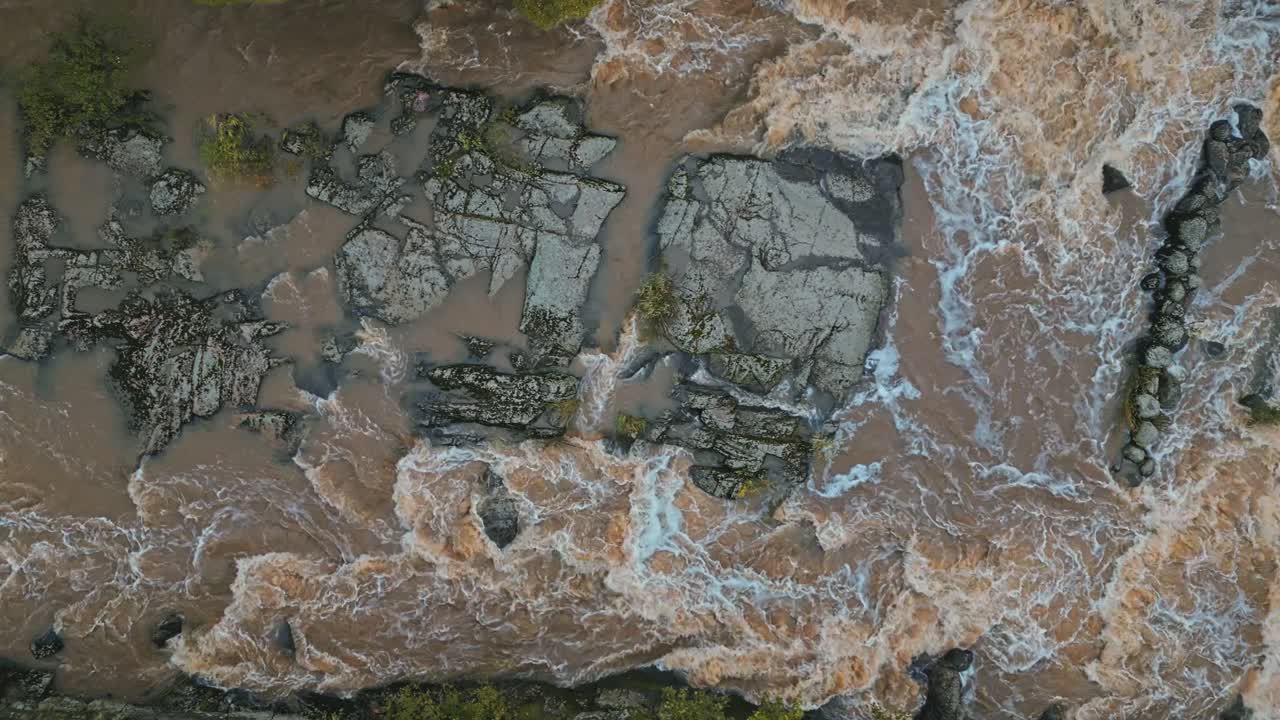 foto de arriba de los rápidos y las rocas en helsinki, finlandia