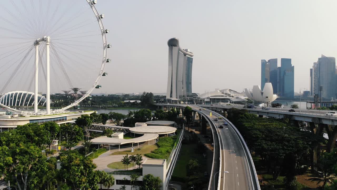 Ohromující letecký záběr centra Singapuru.