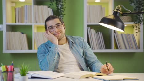 un joven feliz y positivo y reflexivo.