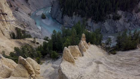 hoodoos cordillera invermere columbia británica revelar nublado