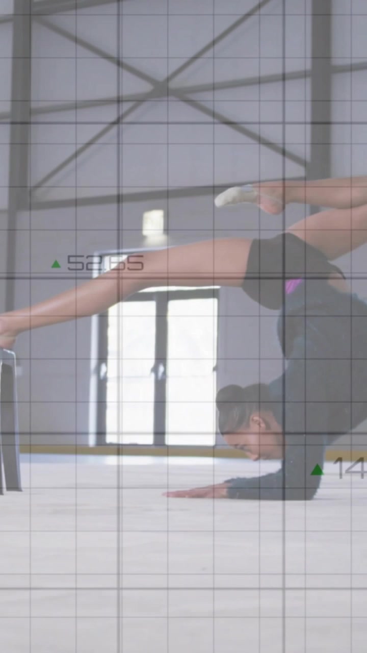 Vídeo vertical: Mulher fazendo equilíbrio de braços em flexão dorsal, movimento gerando sobreposição de dados para fitness.