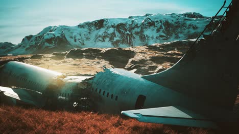 el avión se estrelló en una montaña.