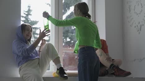 맥주를 들고 있는 금발 친구가 감자튀김을 먹고 있는 친구들에게 다가갑니다. 그럼 세 여자는 술을 마신다