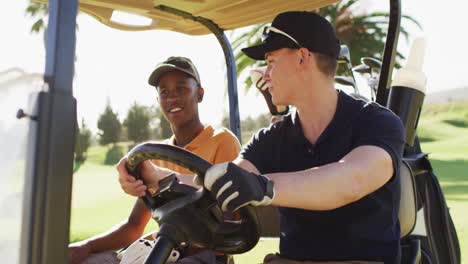 Video-Von-Glücklichen,-Vielfältigen-Männlichen-Freunden,-Die-Einen-Wagen-Auf-Dem-Golfplatz-Fahren