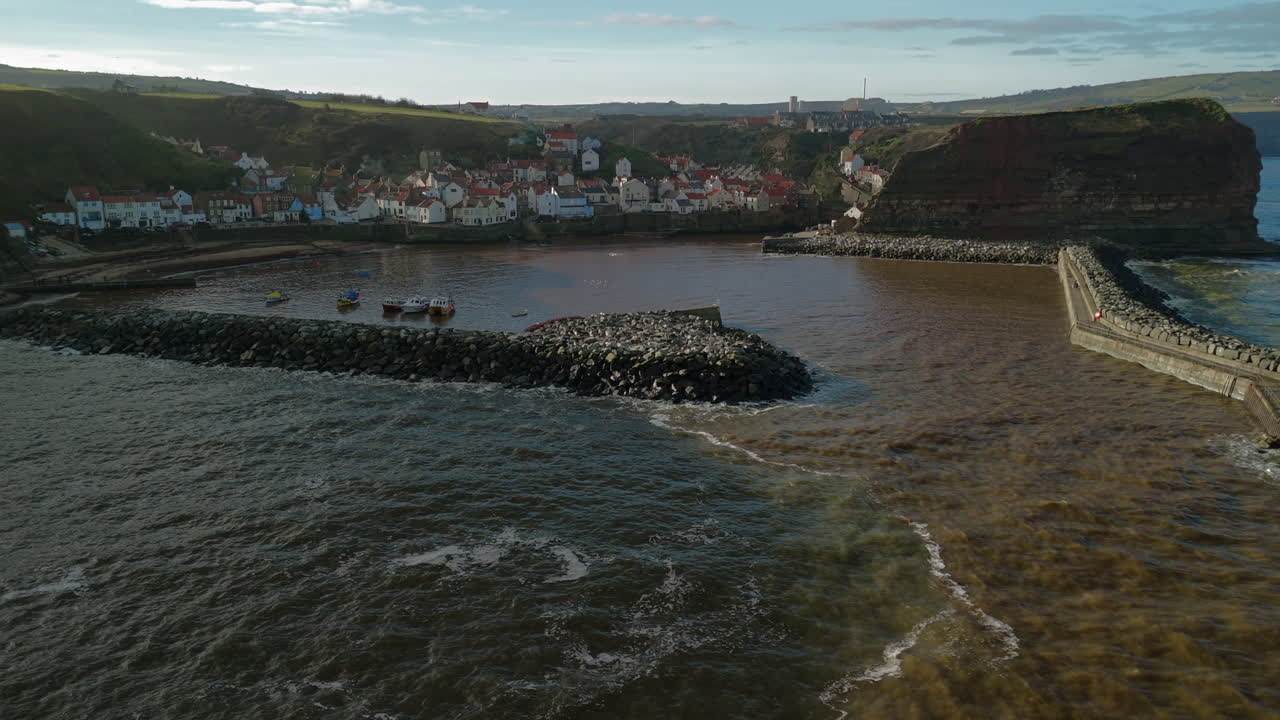 bajo establecimiento drone tiro de staithes aldea costera de yorkshire reino unido