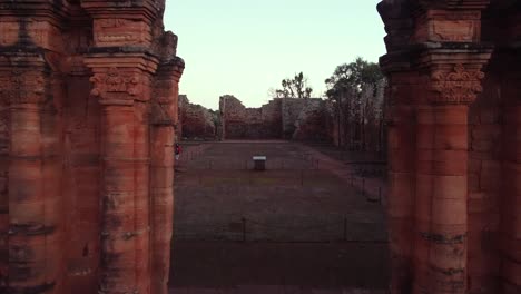 dolly aéreo a través de las ruinas de san ignacio argentina como turista aprender la historia de la zona