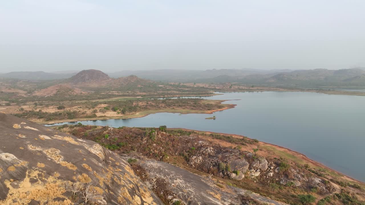 항공 - 암석 노두가 있는 분화구 호수의 탁 트인 전망