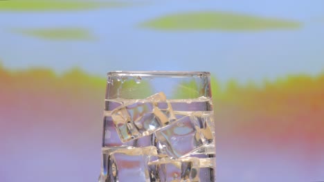 vaso de agua con hielo