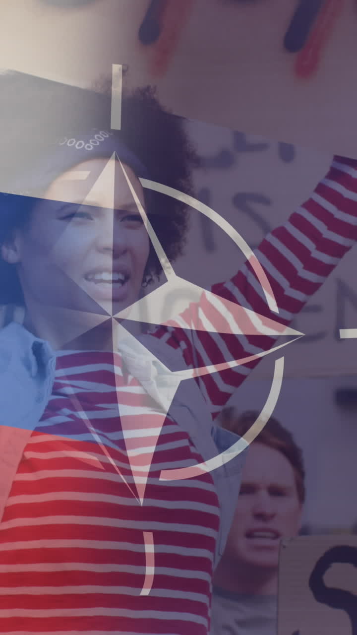 animación de la bandera de rusia y la otan sobre diversas mujeres y hombres manifestantes
