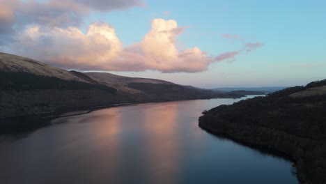 Vista-De-Drones-Del-Lago-Lomond-Durante-La-Puesta-De-Sol-Desde-El-Camping-Firking-Point-En-Escocia