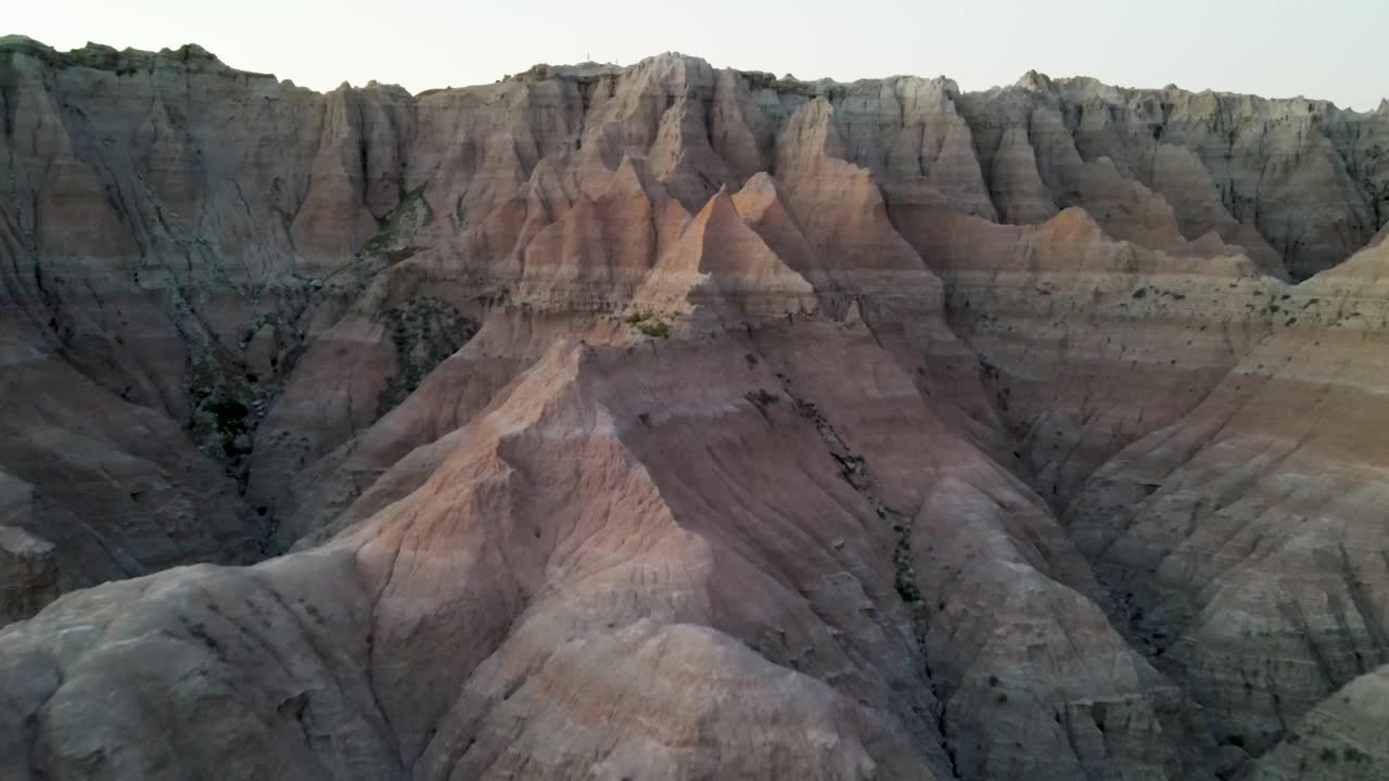 una toma de drone de 4k de las colinas fuertemente erosionadas en el parque nacional badlands, cerca de la ciudad de rapid en el suroeste de dakota del sur, u.s.a.