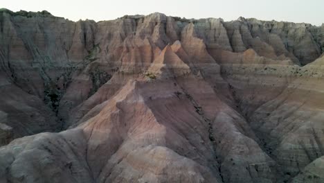 Eine-4K-Drohnenaufnahme-Der-Stark-Erodierten-Hügel-Im-Badlands-Nationalpark,-In-Der-Nähe-Von-Rapid-City-Im-Südwesten-Von-South-Dakota,-USA