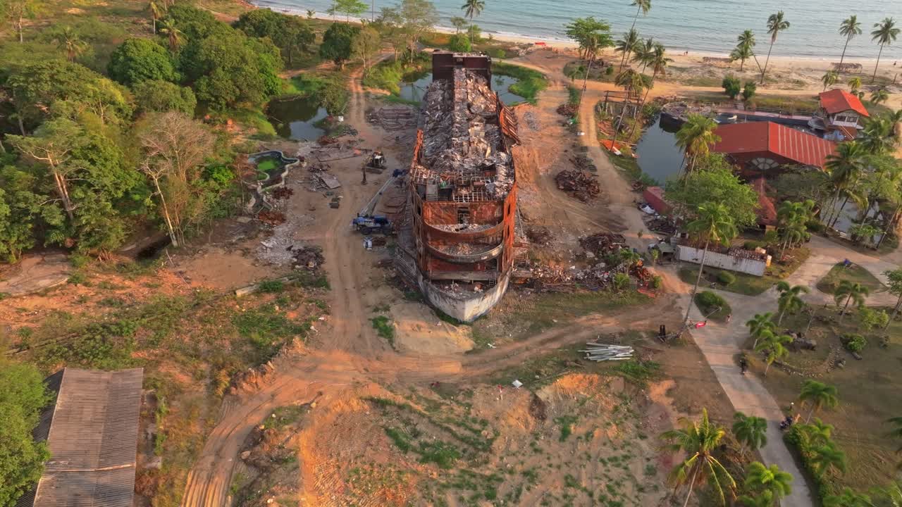 Relitto di nave immobile nelle acque al tramonto vicino all'isola, Thailandia