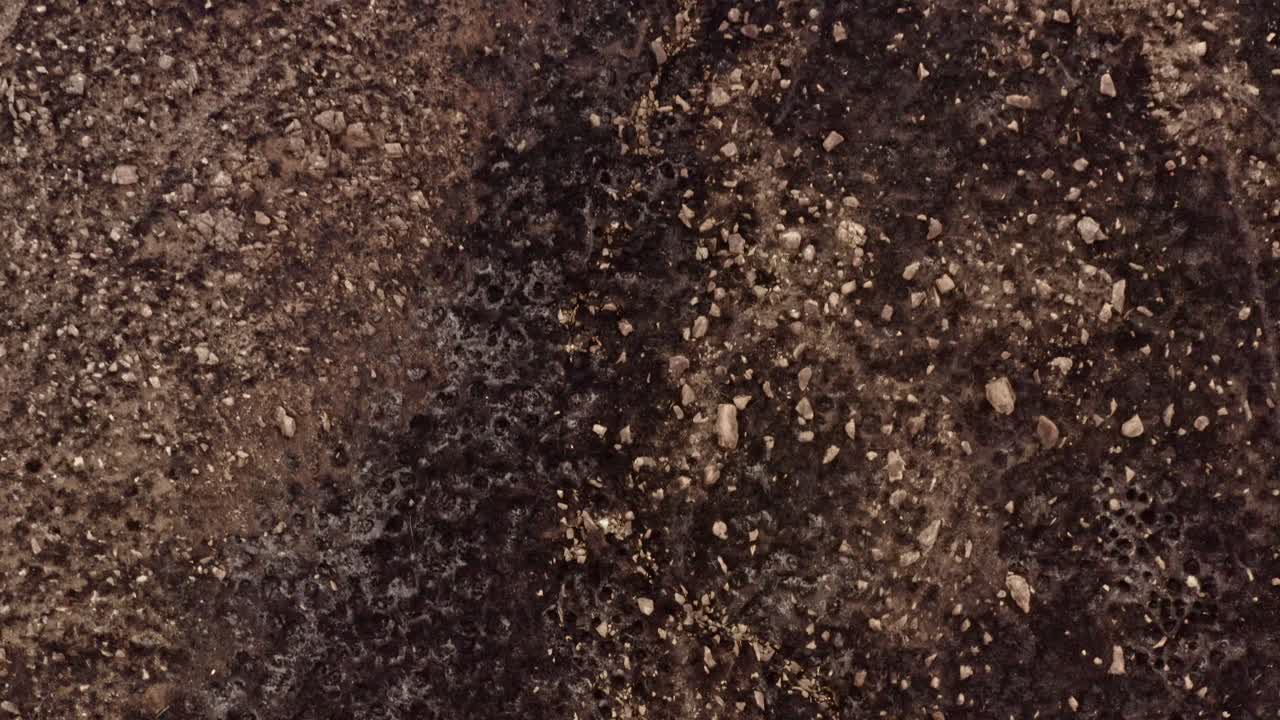 efecto de los cambios climáticos en las colinas después de que un incendio dejara la tierra destruida