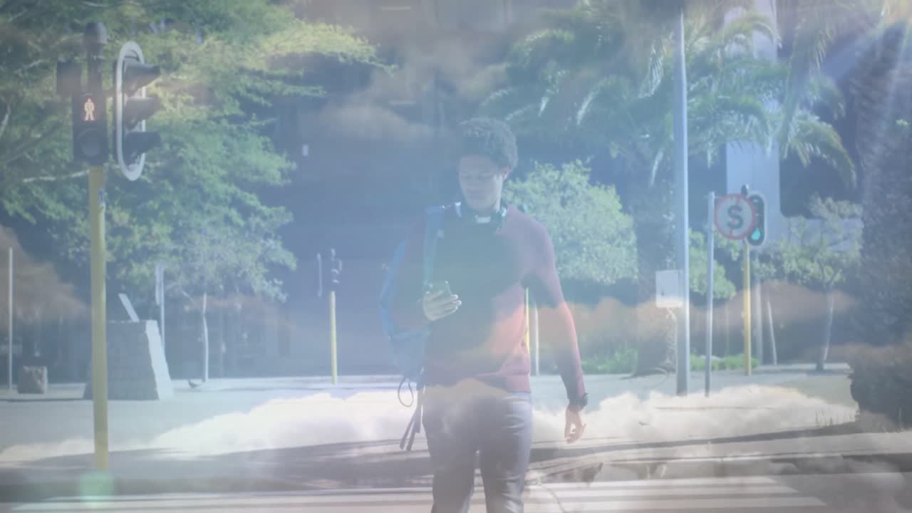 animación de nubes sobre un hombre de negocios afroamericano caminando