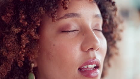 Relájate,-Calma-Y-Cara-De-Mujer-Respirando-Por-Estrés.