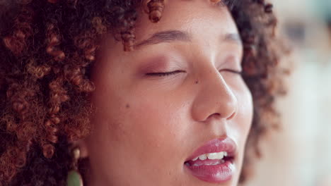 relajarse, calmarse y la cara de la mujer respirando para el estrés