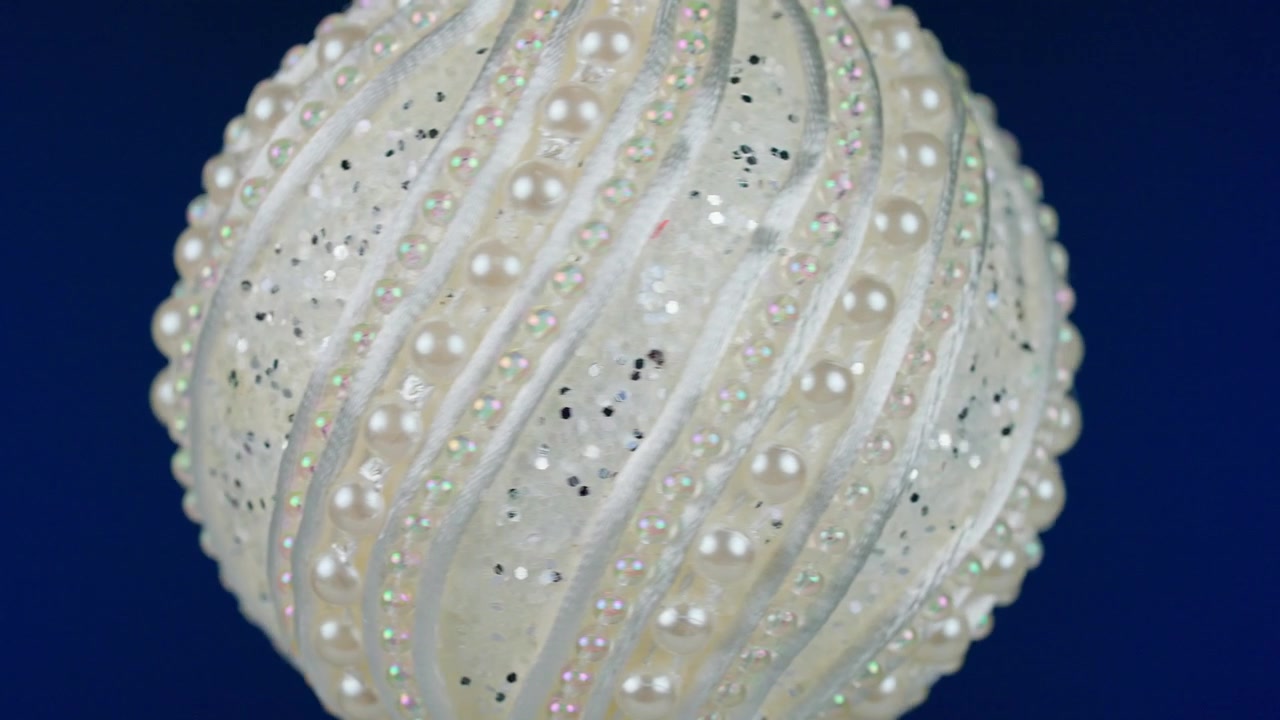 Elegante ornamento natalizio bianco con perle e glitter in rotazione