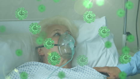 mujer caucásica mayor acostada en una cama en el hospital con células de coronavirus covid19 que se propagan