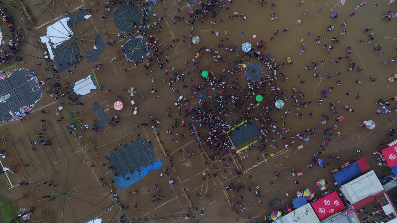 Vista aerea di un festival tradizionale di aquiloni con molte persone che festeggiano a Sumpango Sacatepequez, Guatemala