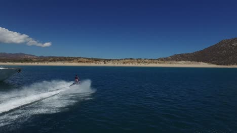 Toma-Aérea-De-Una-Moto-Acuática-Y-Un-Yate-En-El-Parque-Nacional-Cabo-Pulmo,-Baja-California-Sur