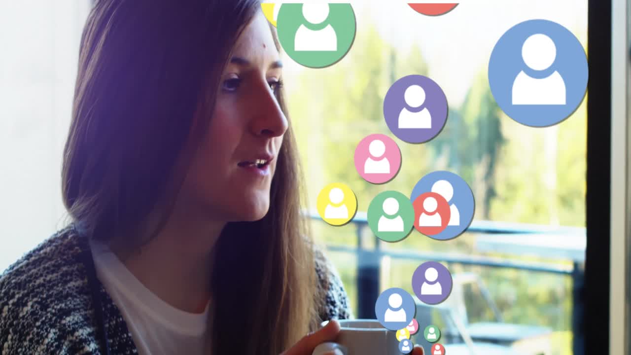 animación de iconos y números de redes sociales sobre una mujer bebiendo café