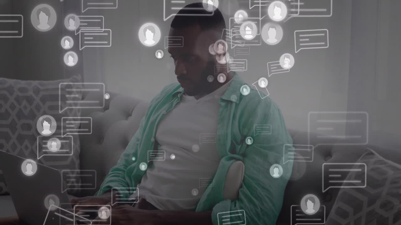 animación de mensajes e iconos de perfil, hombre afroamericano sentado en el sofá y trabajando en la computadora.