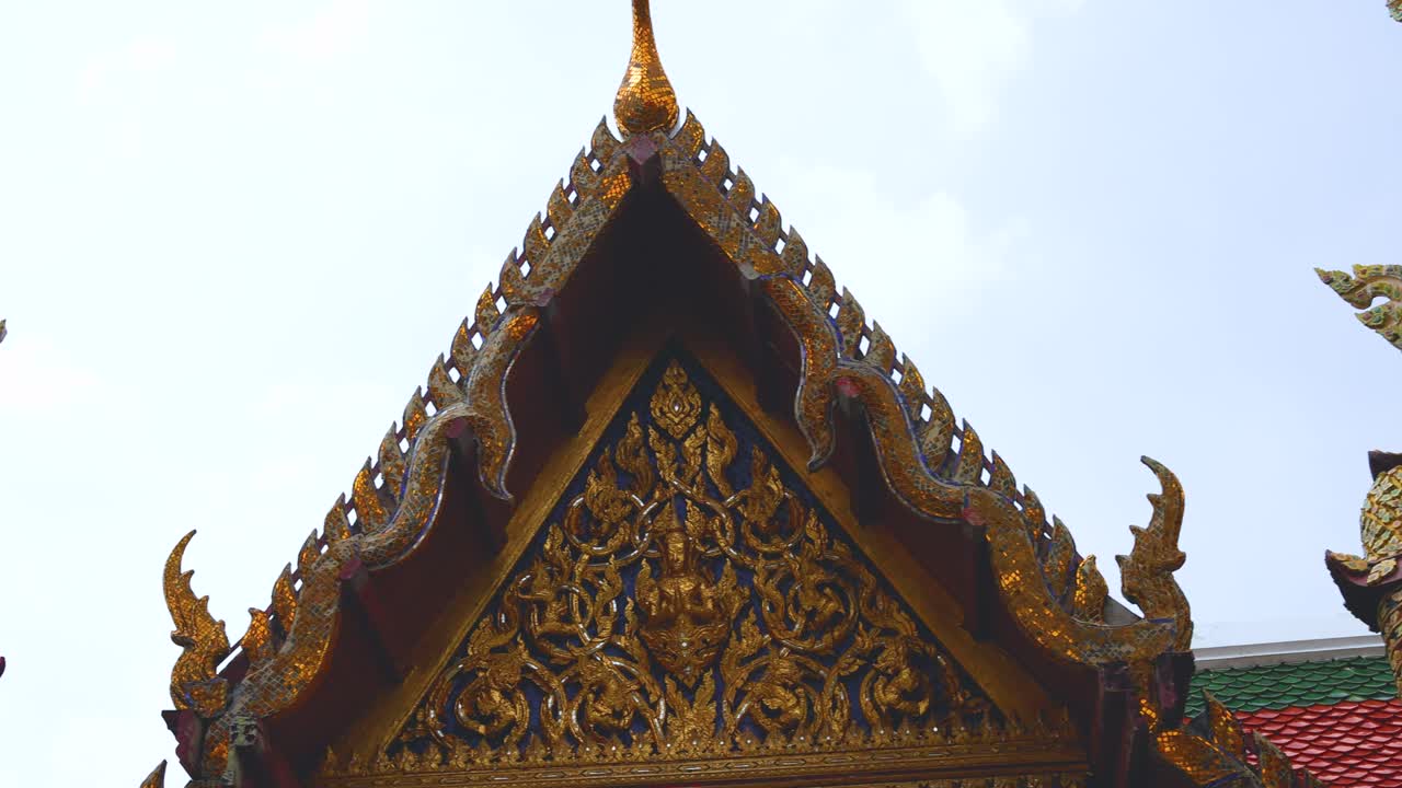 estatuas coloridas de guardianes y arquitectura ornamentada del templo en bangkok, tailandia